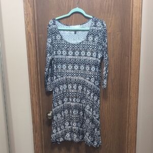 Black and White Geometric Tunic with 3/4 Sleeves